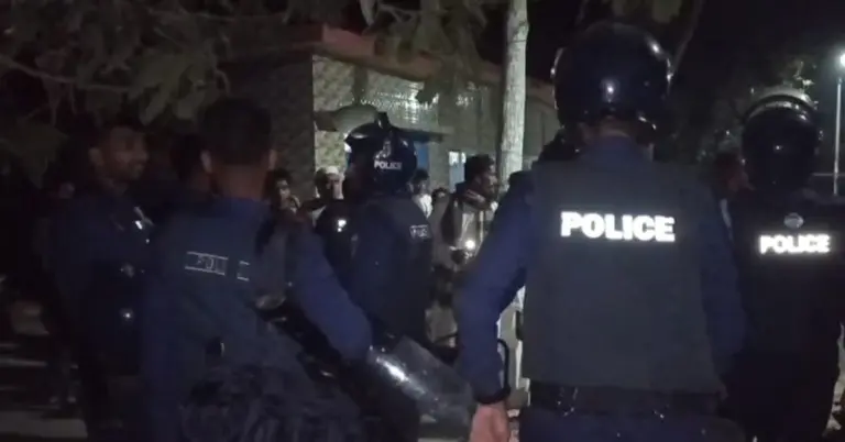 মাদারীপুরে সংঘর্ষের পর ঘটনাস্থলে পুলিশের পরিদর্শন